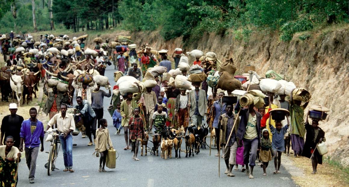 Bildet viser folk på flukt fra krig og folkemord i Rwanda i 1994. Foto: Markus Zeffler/REX/NTB.